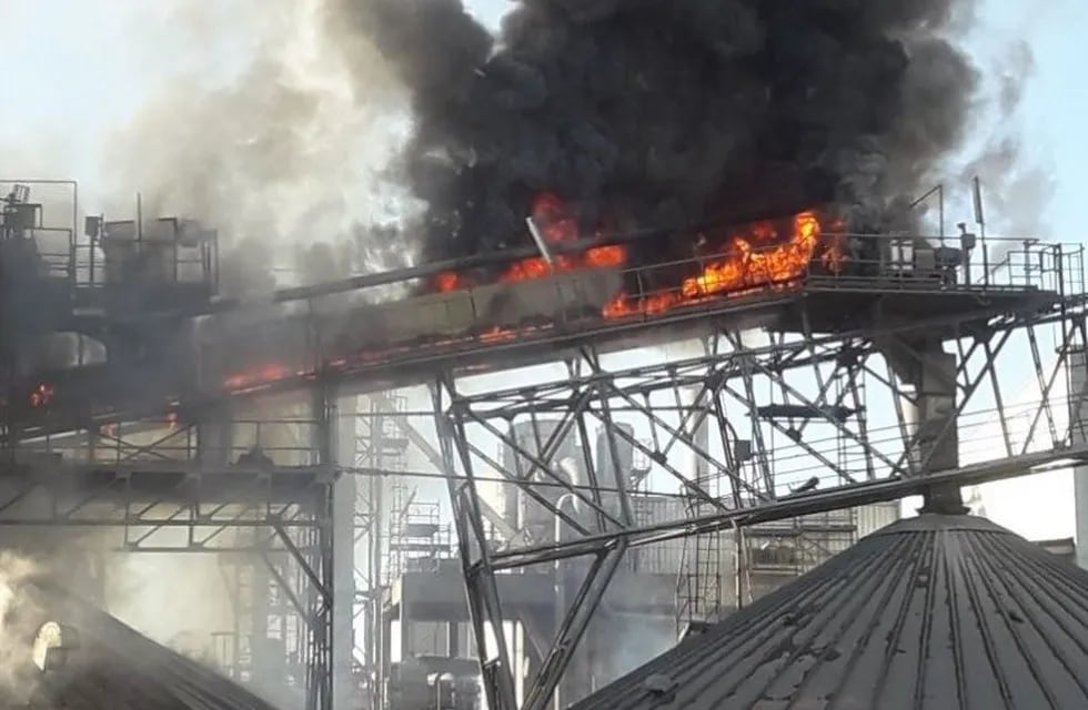 El fuego se desató en la zona de silos de la plata de Cargill en Villa Gobernador Gálvez (@robertocaferra)