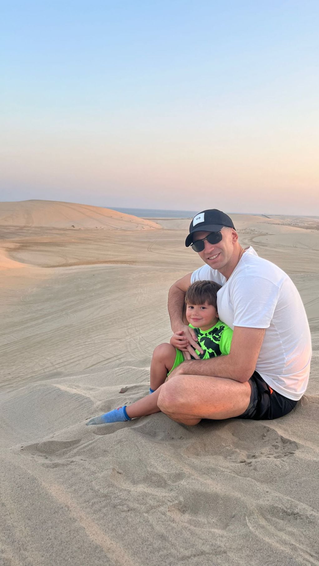El "Dibu" Martínez y su hijo en el desierto de Qatar