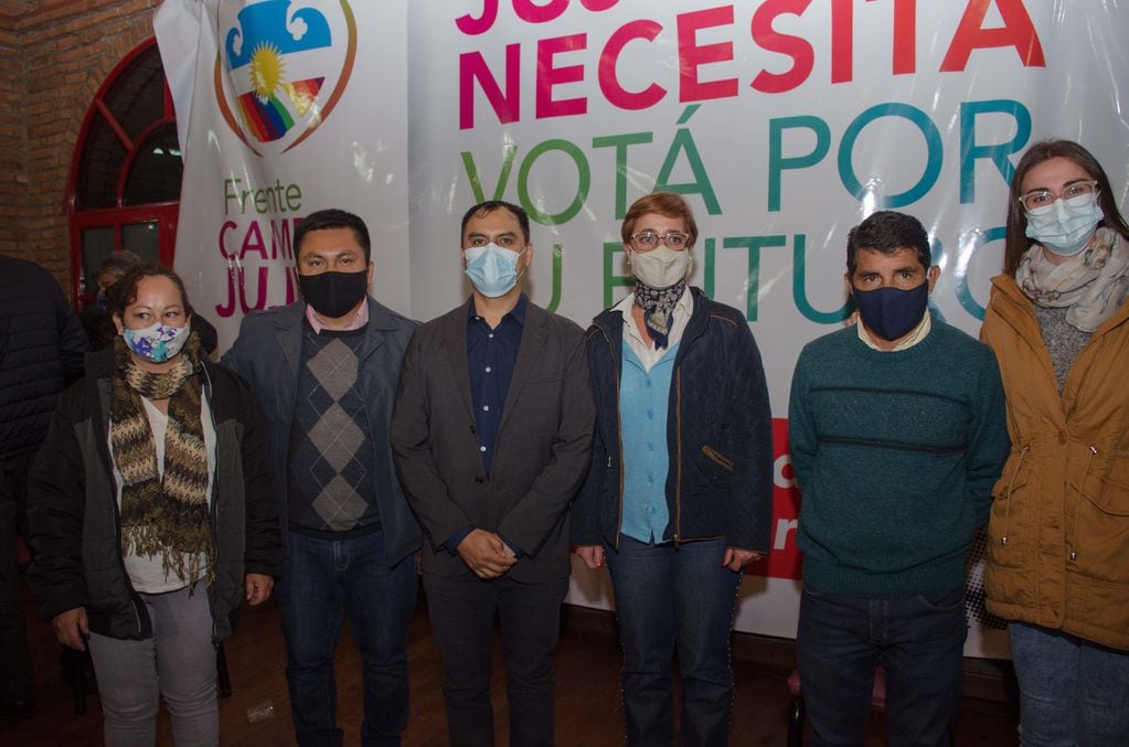 Omar Gutiérrez y Gabriela Burgos, junto a los candidatos locales en la ciudad de Perico.