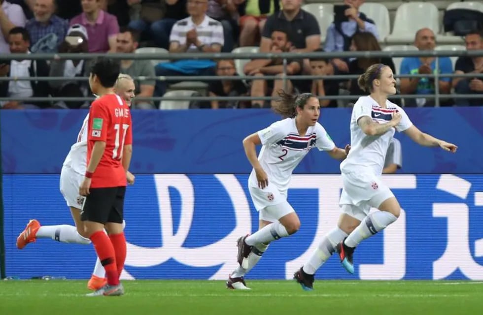 TOL01. REIMS (FRANCIA), 17/06/2019.- Isabell Herlovsen (d) de Noruega celebra este lunes, durante el partido de fútbol del Grupo A de la Copa Mundial Femenina 2019, entre Corea del Sur y Noruega, en Reims (Francia). EFE/ Tolga Bozoglu