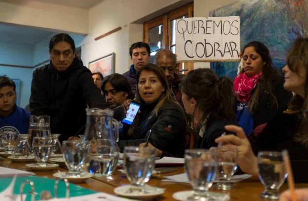Trabajadores del Sanatorio del Sol llevaron sus reclamos a los concejales de Bariloche. Foto: Marcelo Martínez.
