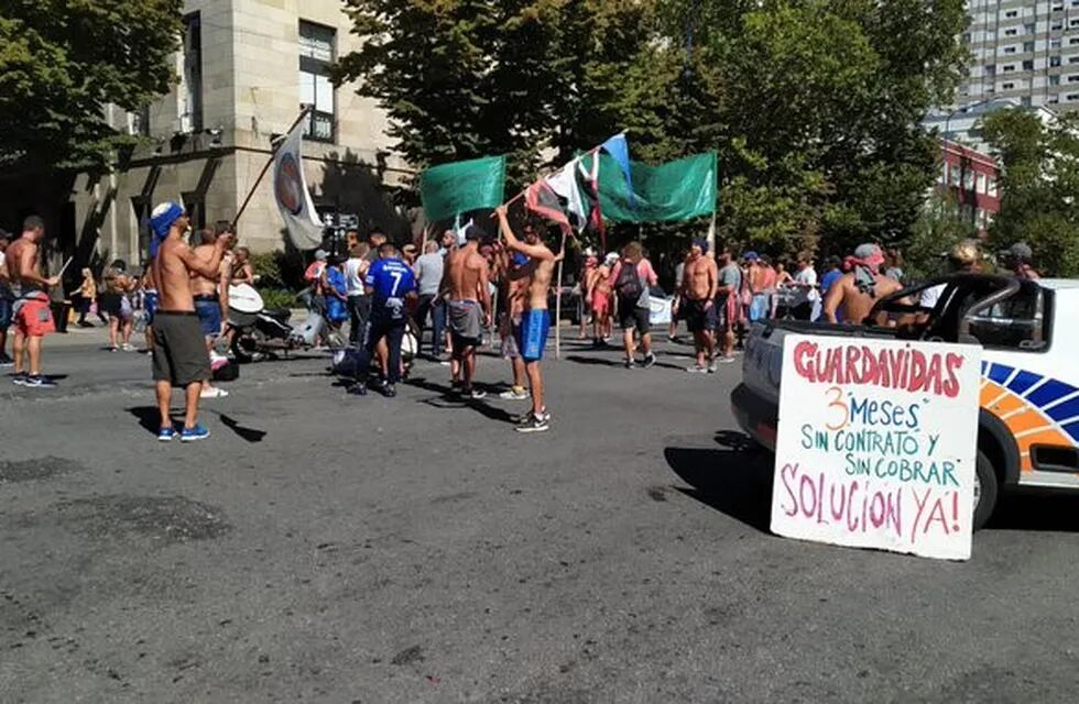 Guardavidas se manifestaron frente al Municipio en reclamo de sueldos adeudados (Foto: Seba Piriz @sebapiriz31)