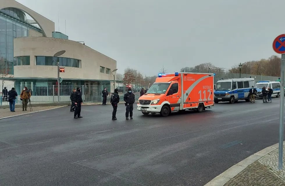 Un auto irrumpió en la sede de la cancillería alemana (Foto: Twitter @SputnikMundo)