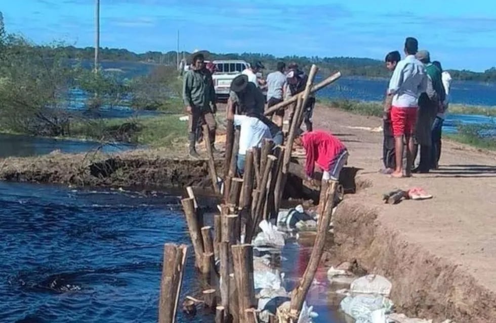 Brindan asistencia tras la caída de un puente en San Isidro. (Foto: El Litoral)