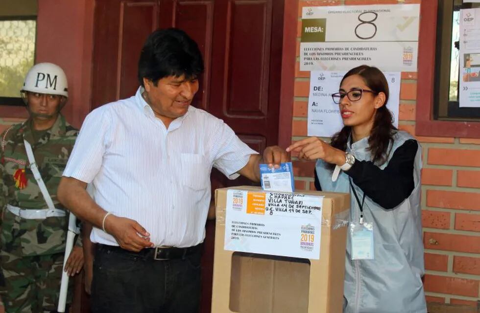 AME4249. Villa Turani (Bolivia), 27/01/2019.- A handout picture made available by the Bolivian Information Agency (ABI), shows Bolivia's President Evo Morales, while voting during the primary elections at the central town of Villa Turani, Bolivia, 27 January 2019. Morales said on Sunday that the primaries that celebrate their country for the first time open a new stage, for the internal democratization of political parties. 'Today, 27 January 2019, another stage begins to democratize political parties, it will be historic' he said after casting his vote in the central town of Villa Turani, one of his electoral fiefdoms. (Elecciones) EFE/EPA/ABI / HANDOUT HANDOUT EDITORIAL USE ONLY/NO SALES