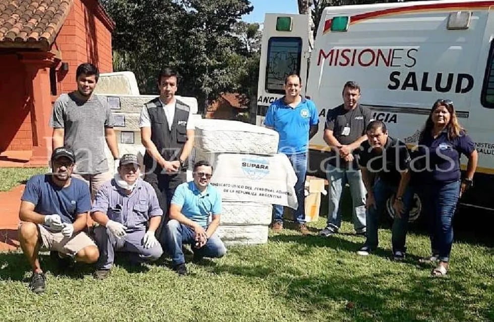 Los trabajadores entregaron las donaciones en el hospital Samic de Puerto Iguazú.