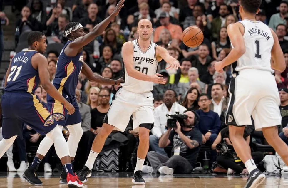 Con un buen aporte de Ginobili, los Spurs ganaron y volvieron a los puestos de playoffs. (EFE)