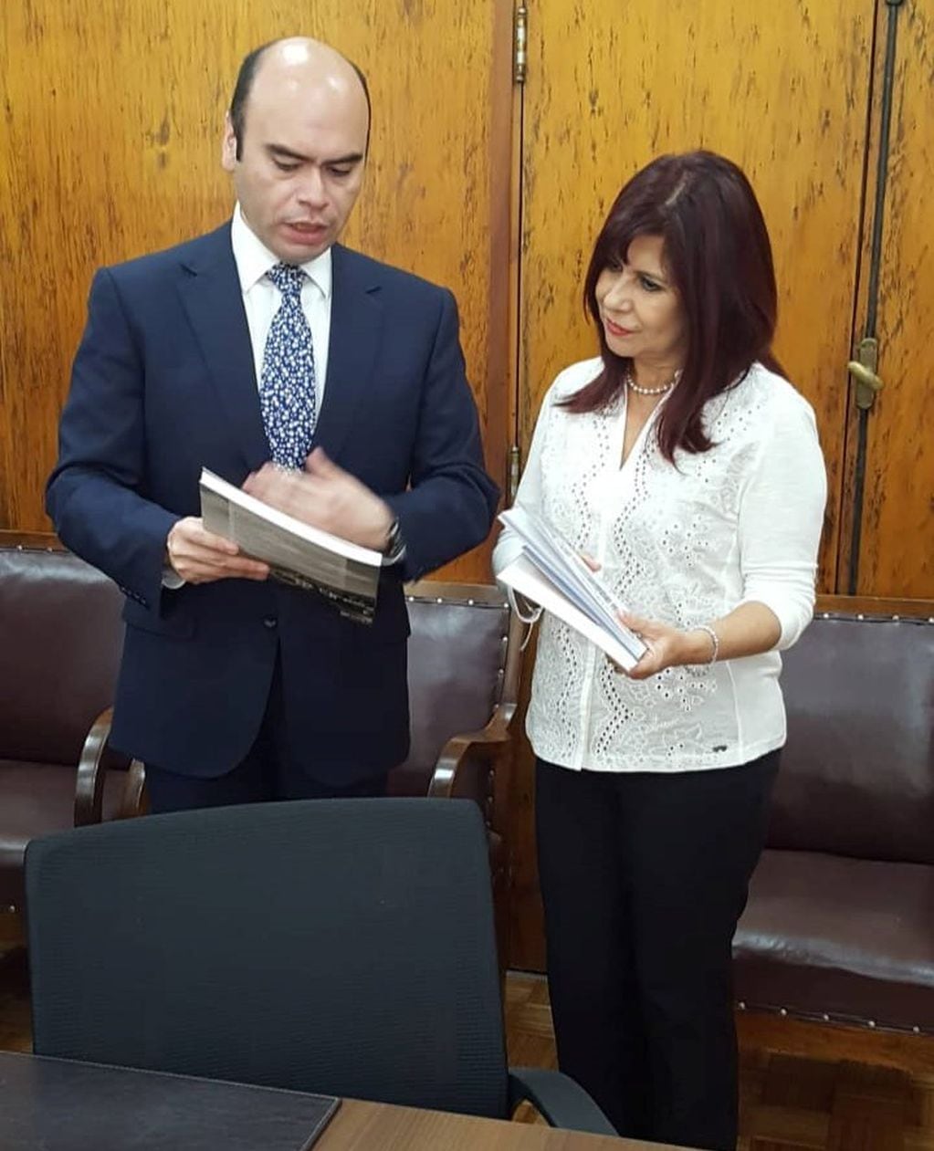 En su visita a Chile, la jueza Altamirano intercambiando puntos de vista con el vicedecano de la Facultad de Derecho de Concepción, Manuel Barría Paredes.