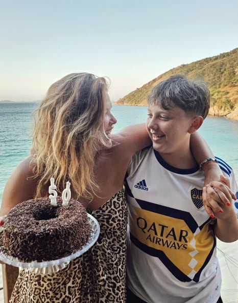 Nazarena Vélez en Brasil y con su hijo Thiago, celebró su cumpleaños número 50