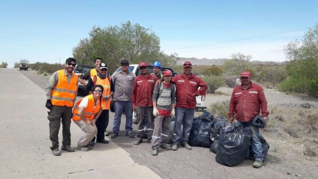 Parte del grupo de voluntarios que realizaron la limpieza de la ruta 52.