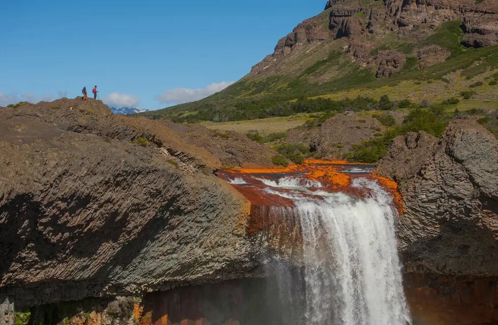 Denunciaron a dos turistas por pararse al borde de la cascada del Salto del Agrio.