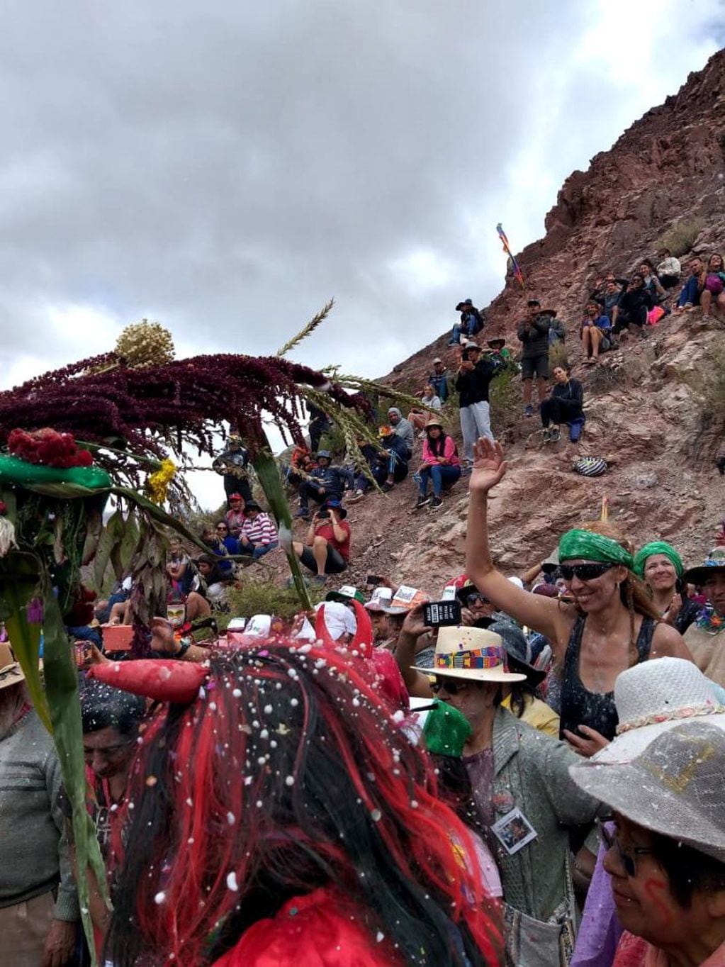 La concurrencia sigue desde la ladera de los cerros el ritual del desentierro del carnaval.