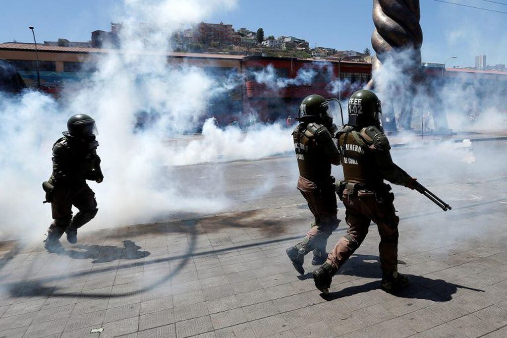 La policía enfrenta a manifestantes durante nueva jornada de protestas en las afueras del Congreso de Chile. (EFE)