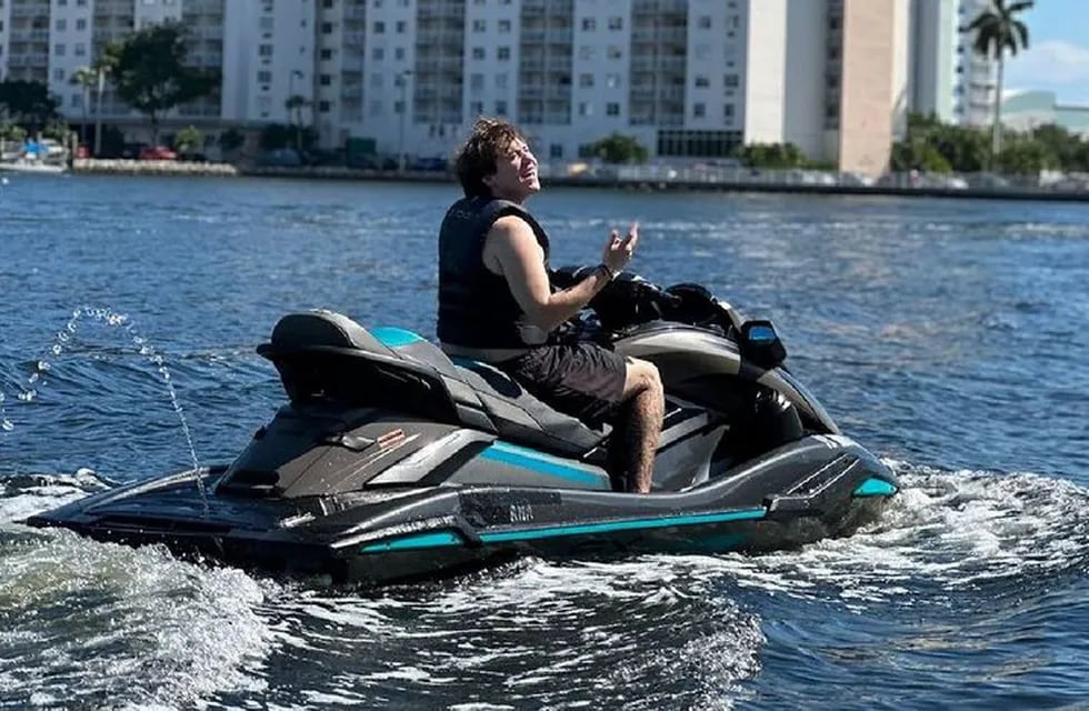 El músico se accidente andando en una moto de agua en Miami.