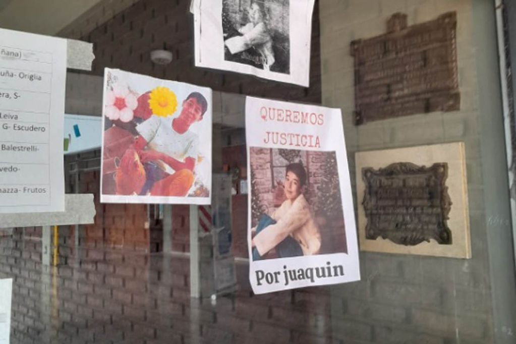 Colegio. En la puerta del Ipem N° 278 hay afiches pegados con la cara de Joaquín (Gentileza Fernando Agüero).