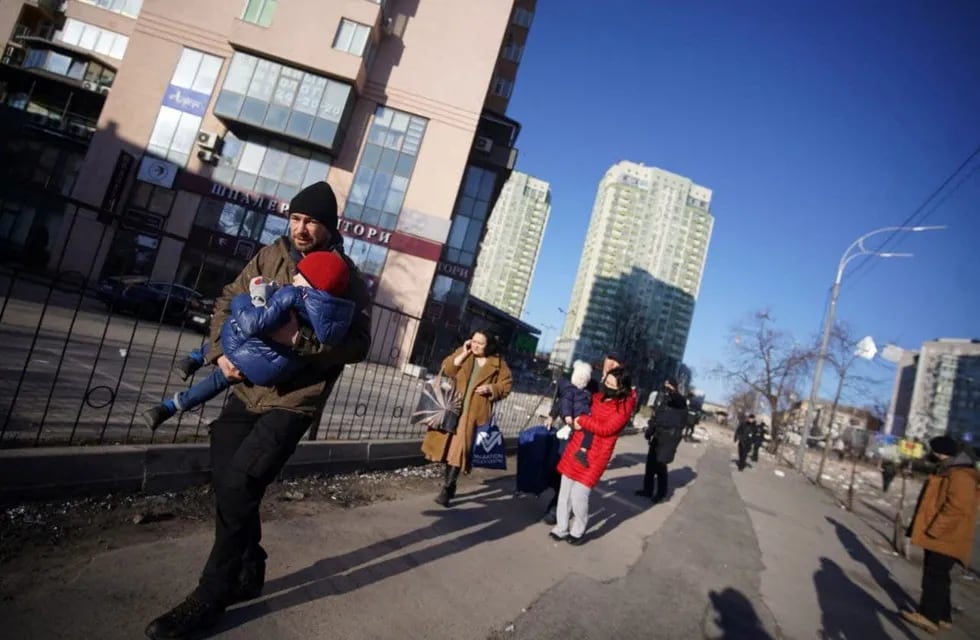Kiev. Personas evacuadas cerca del edifico donde fue alcanzado por un misil (DPA).