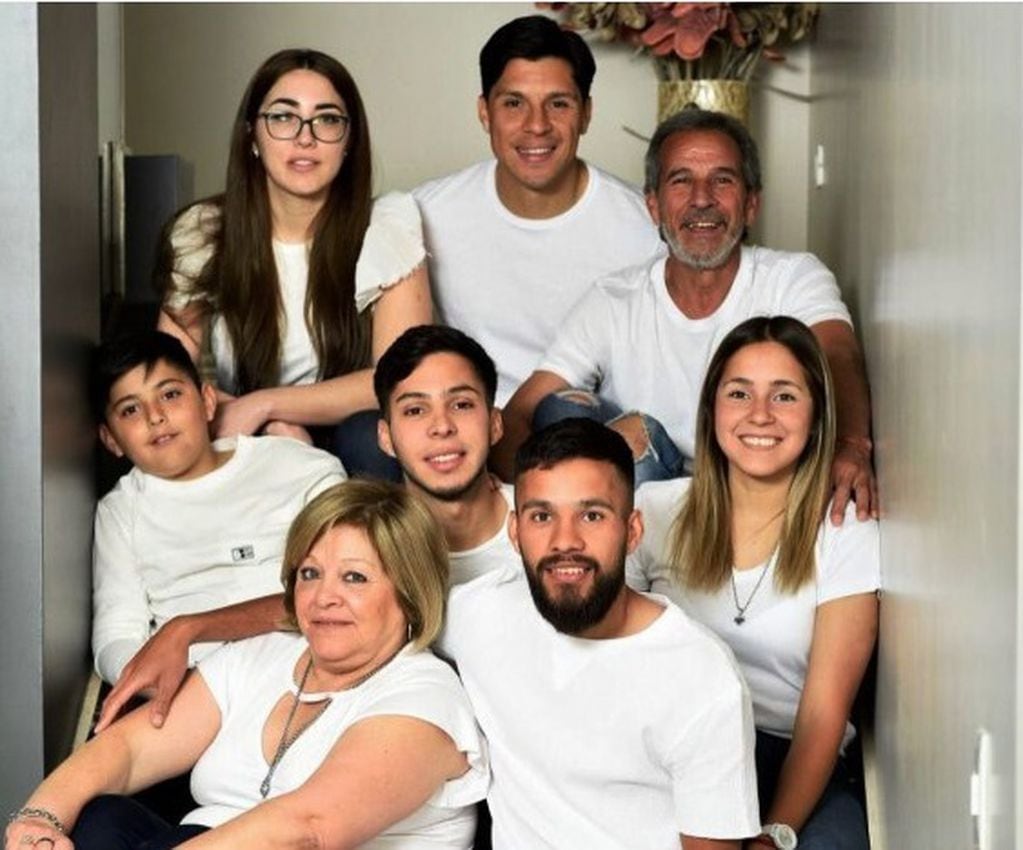Enzo Pérez junto a tu familia.