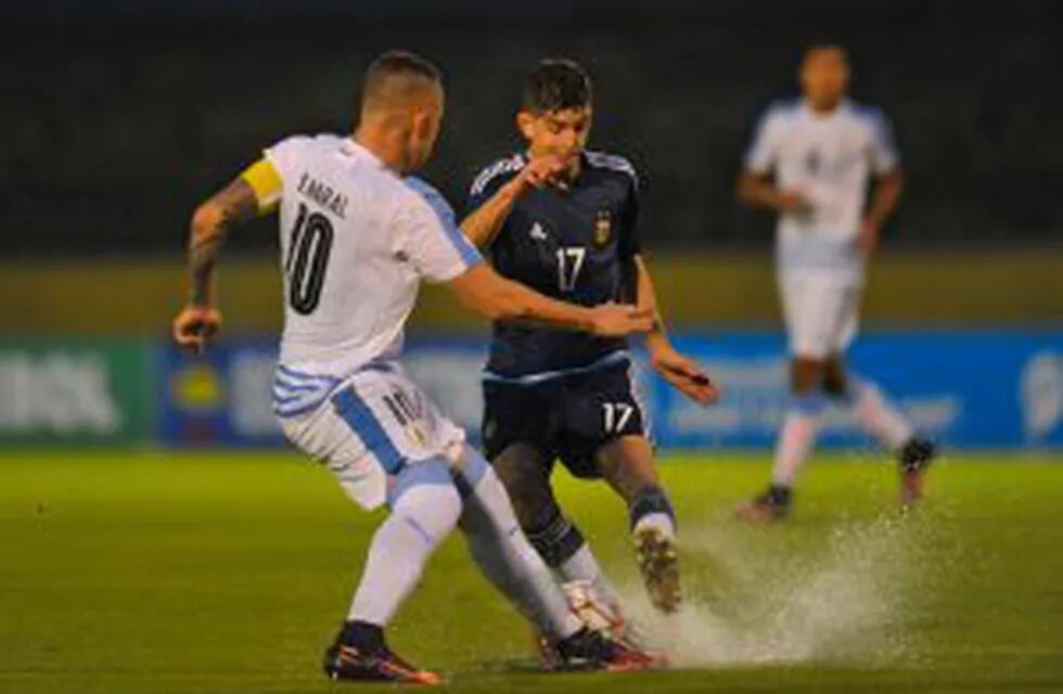 Argentina's footballer Tomas Belmonte vies for the ball with Uruguay's player Matias Vina during their South American Championship U20 football match at the Olimpico stadium Atahualpa in Quito on January 30, 2017. / AFP PHOTO / JUAN CEVALLOS