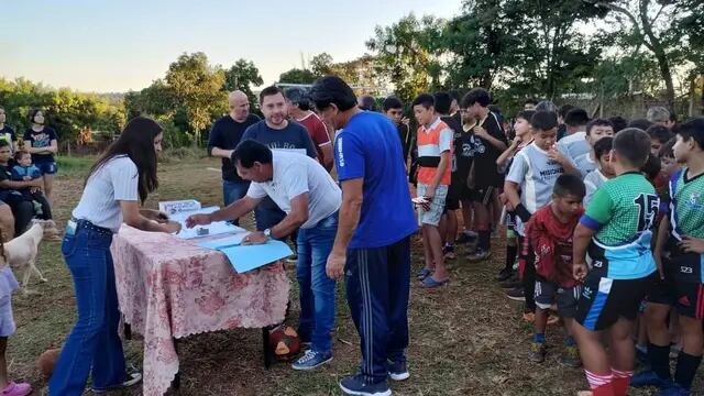 Hicieron entrega de Personería Jurídica a Escuelitas de Fútbol en barrios de Iguazú
