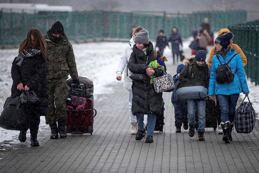 Miles de mujeres y niños tuvieron que huir de sus hogares producto de la guerra entre Rusia y Ucrania. 