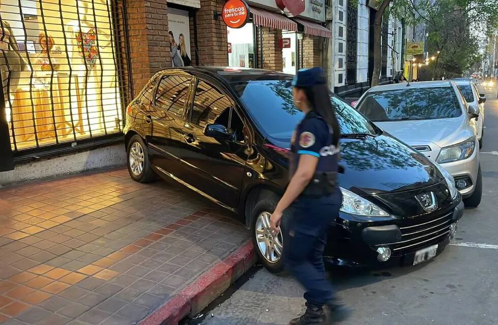 El auto se desplazo 30 metros hasta estamparse contra un local.