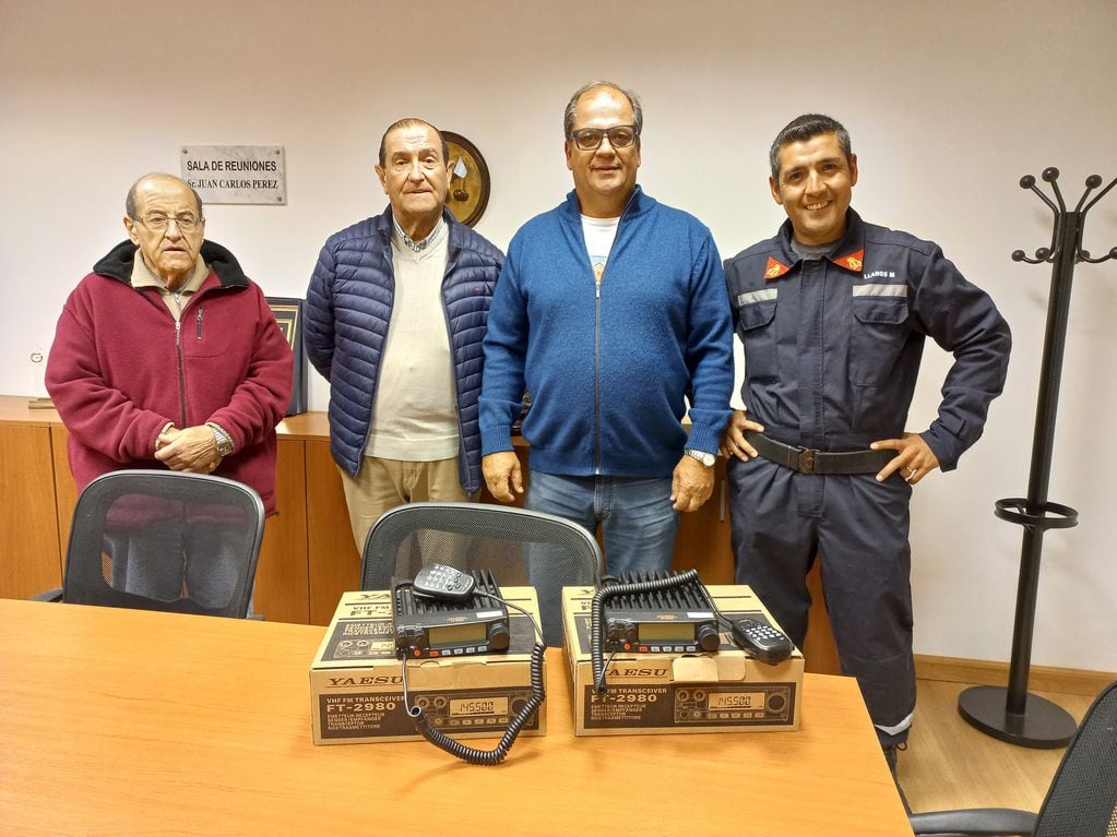 El Club Cazadores Tres Arroyos entregó dos radios base a los Bomberos Voluntarios de la ciudad