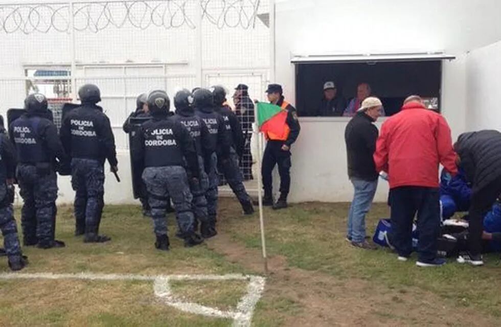 El partido en Río Cuarto estuvo suspendido por incidentes entre hinchas de Racing y policías.