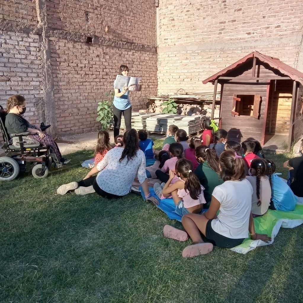 La Escuelita tiene como objetivo principal que los niños continúen en la escuela.