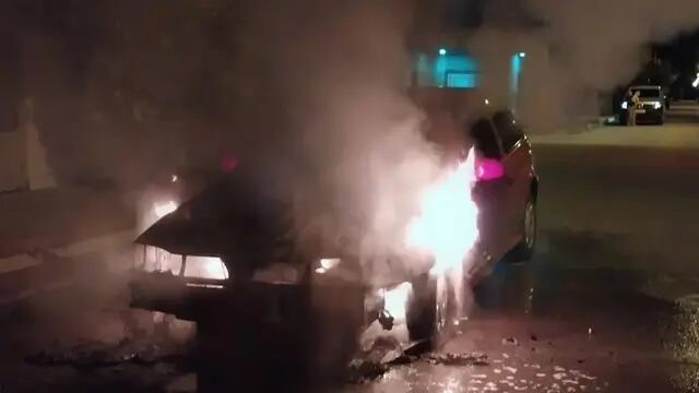 Vehículo incendiado en la vía pública en Arroyito