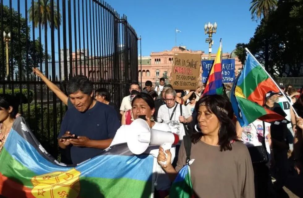Marchan en Plaza de Mayo por la muerte del mapuche. Foto: Twitter.