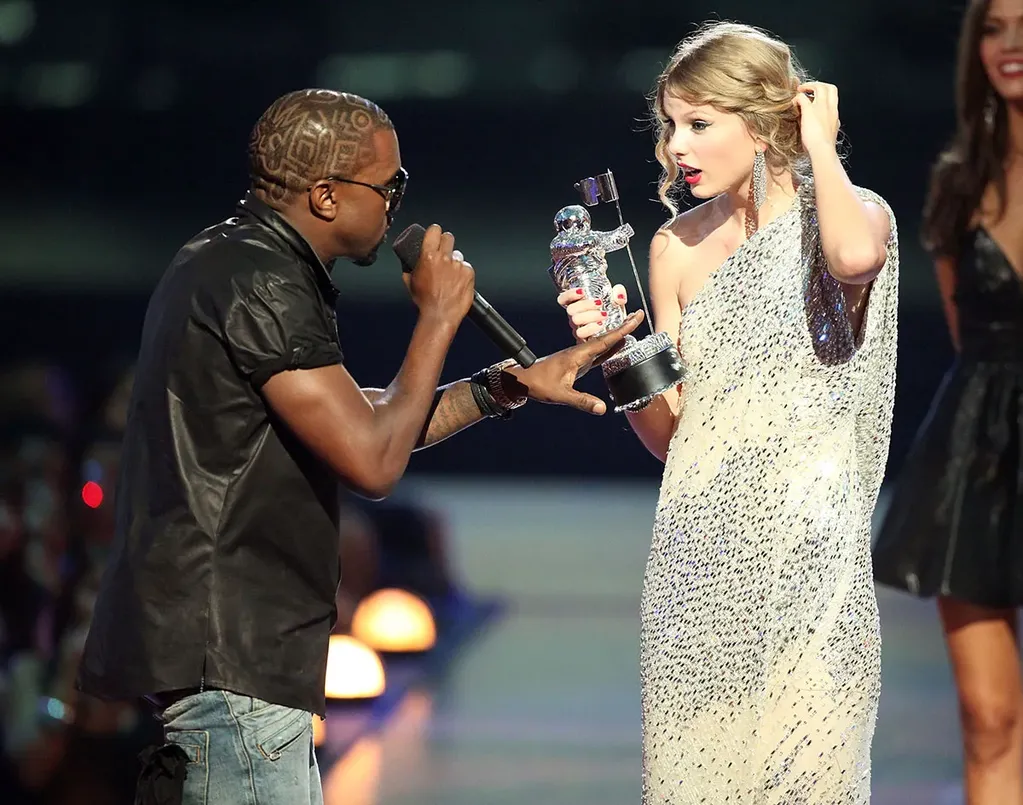 Taylor Swift y Kanye West en los MTV VMAs 2009