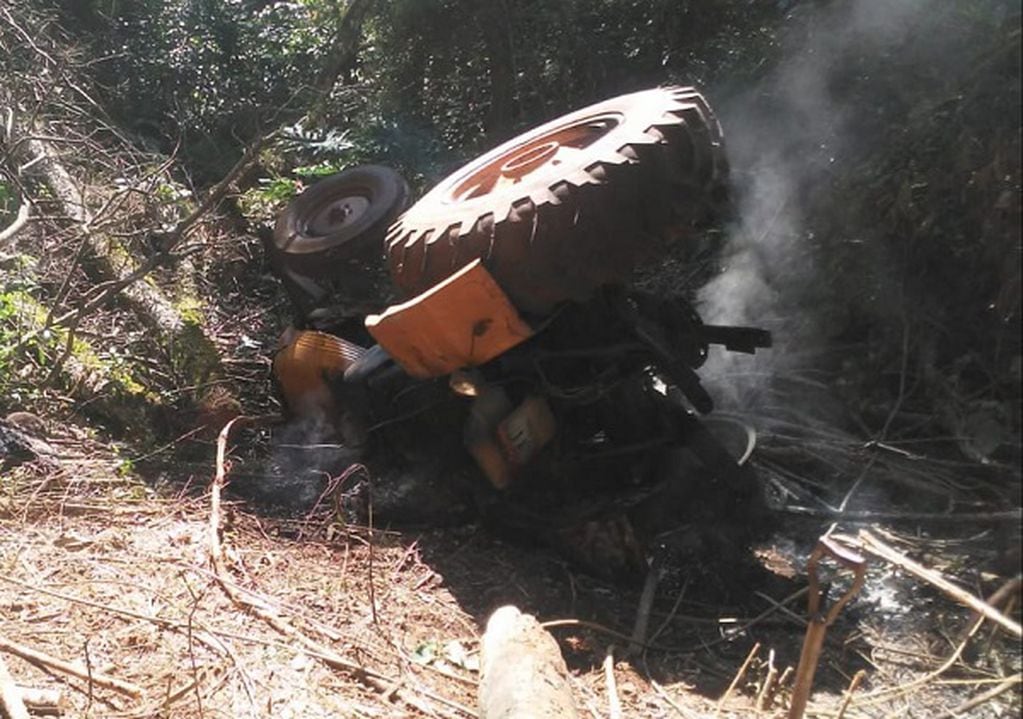 Accidente fatal: joven perdió la vida tras volcar con el tractor. Policía de Misiones