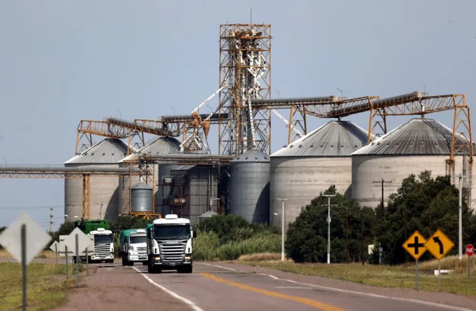 Trucks pass by grain silos near Ceres, Argentina, April 9, 2018. Picture taken April 9, 2018. REUTERS/Marcos Brindicci provincia de buenos aires  semillas de soja cosecha de soja silos