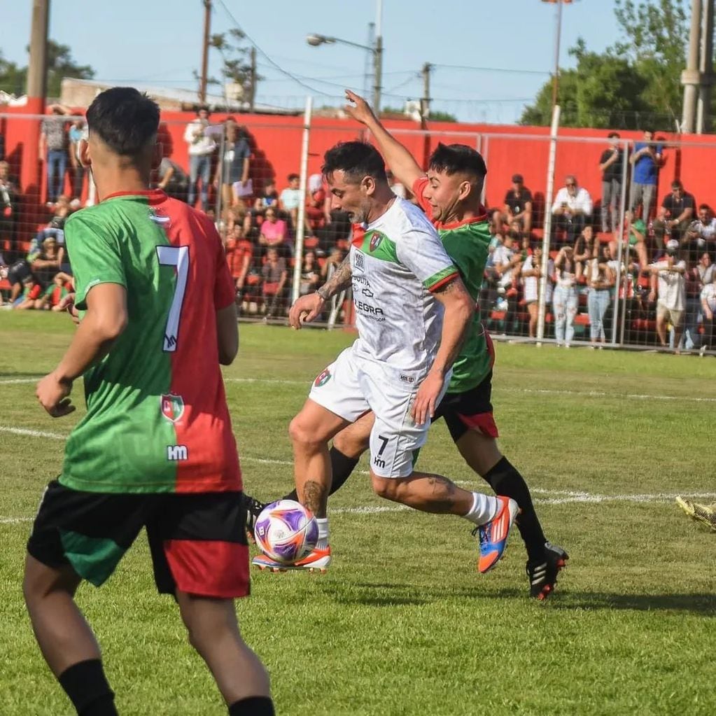 El Pocho Lavezzi jugó en la inauguración del estadio de Coronel Aguirre