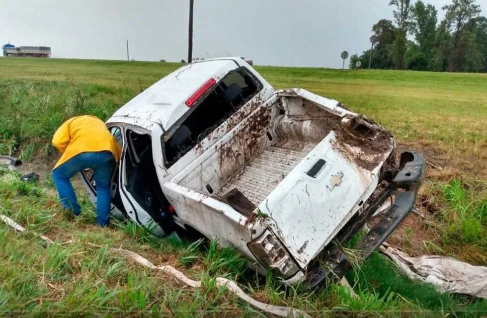 La camioneta en al que se movían custodios de Perotti volcó en la autovía 19. (Twitter)