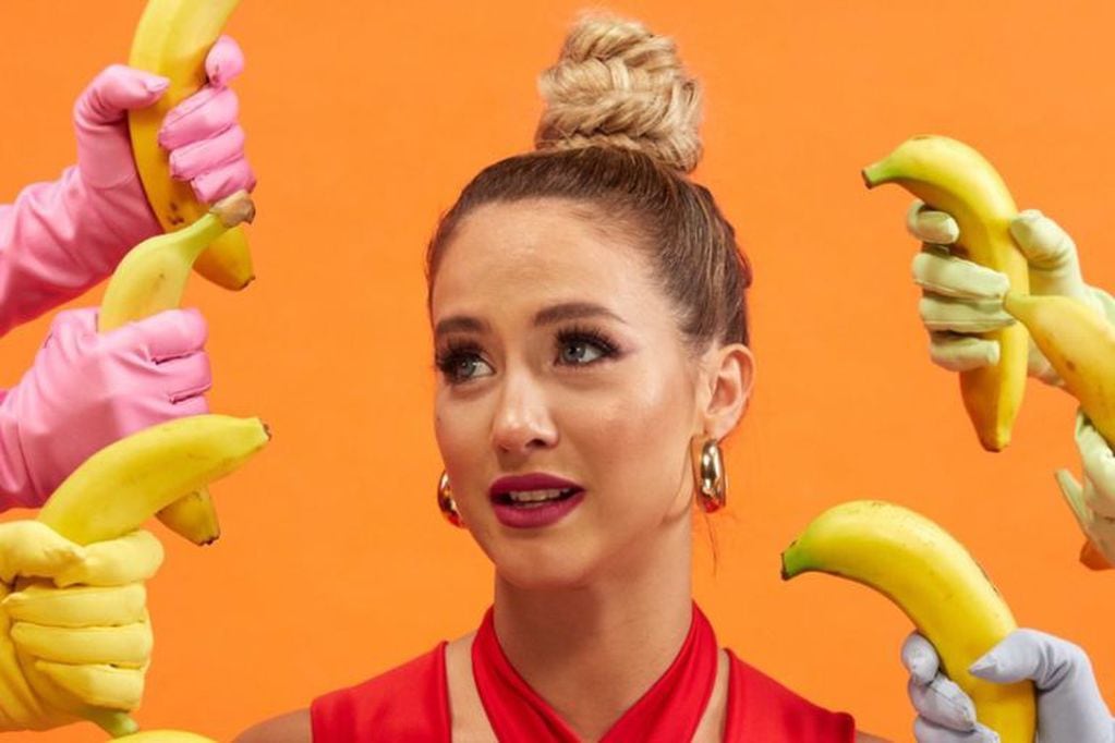 Flor Vigna en el video de su primera canción, "Uy!".
