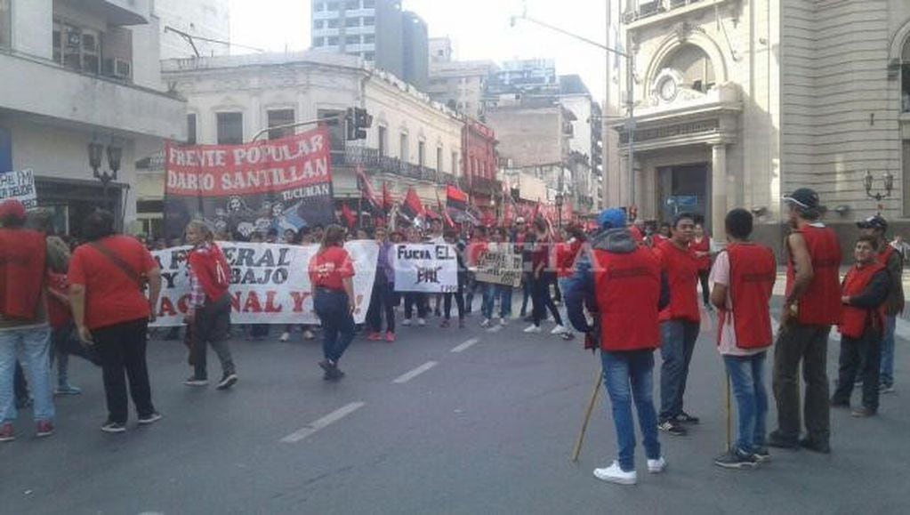 Las mayorías de las agrupaciones llegaron por calle San Martín, para concentrarse al frente de la Casa de Gobierno.