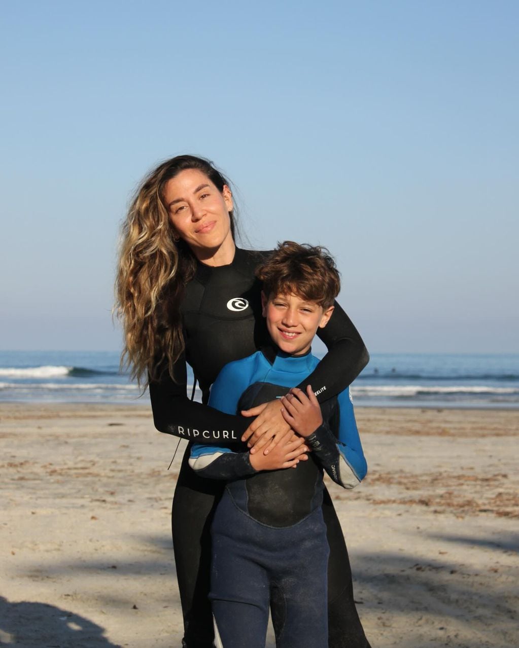 Jimena Barón y Morrison practicando surf en Brasil
