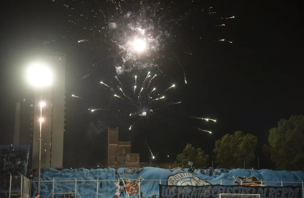 Banderas y fuegos artificiales de la hinchada de Belgrano por el clásico minuto 68. Para este viernes, prometen algo "increíble" en tribunas (Facundo Luque / La Voz).