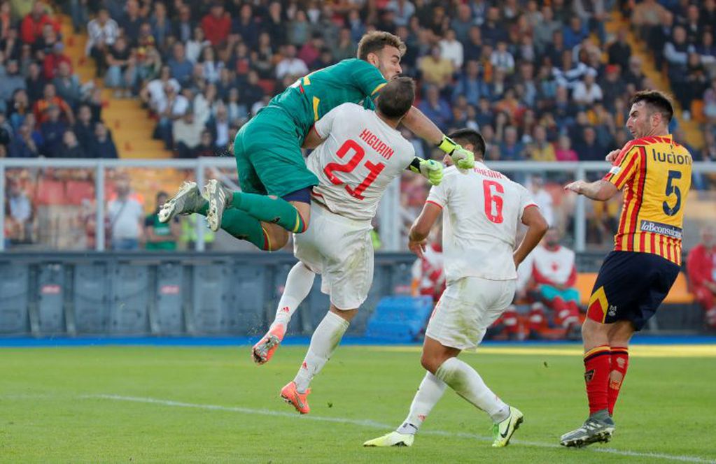El choque de Higuaín con el arquero de Lecce Gabriel. Foto: REUTERS/Ciro De Luca