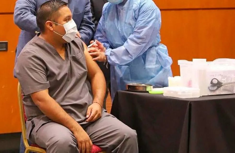 Matías Guaymas es el primer enfermero en recibir la vacuna contra el coronavirus en Salta