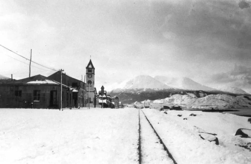 Pasado y presente de Ushuaia.\nFotos: Vía Ushuaia - Archivo histórico Municipalidad de Ushuaia.