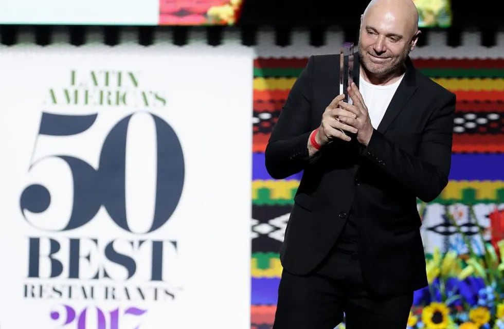 El chef Germán Martitegui, del restaurante Tegui, celebra su premio al mejor restaurante de Argentina, durante la premiación de los 50 Mejores Restaurantes de Latinoamérica.