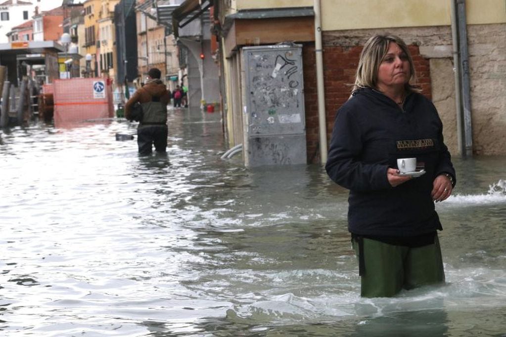 Venice (Italy), 17/11/2019.- People wade through high water in Venice, Italy, 17 November 2019. High tidal waters returned to Venice on a day earlier, four days after the city experienced its worst flooding in more than 50 years. (Italia, Niza, Venecia) EFE/EPA/EMILIANO CRESPI