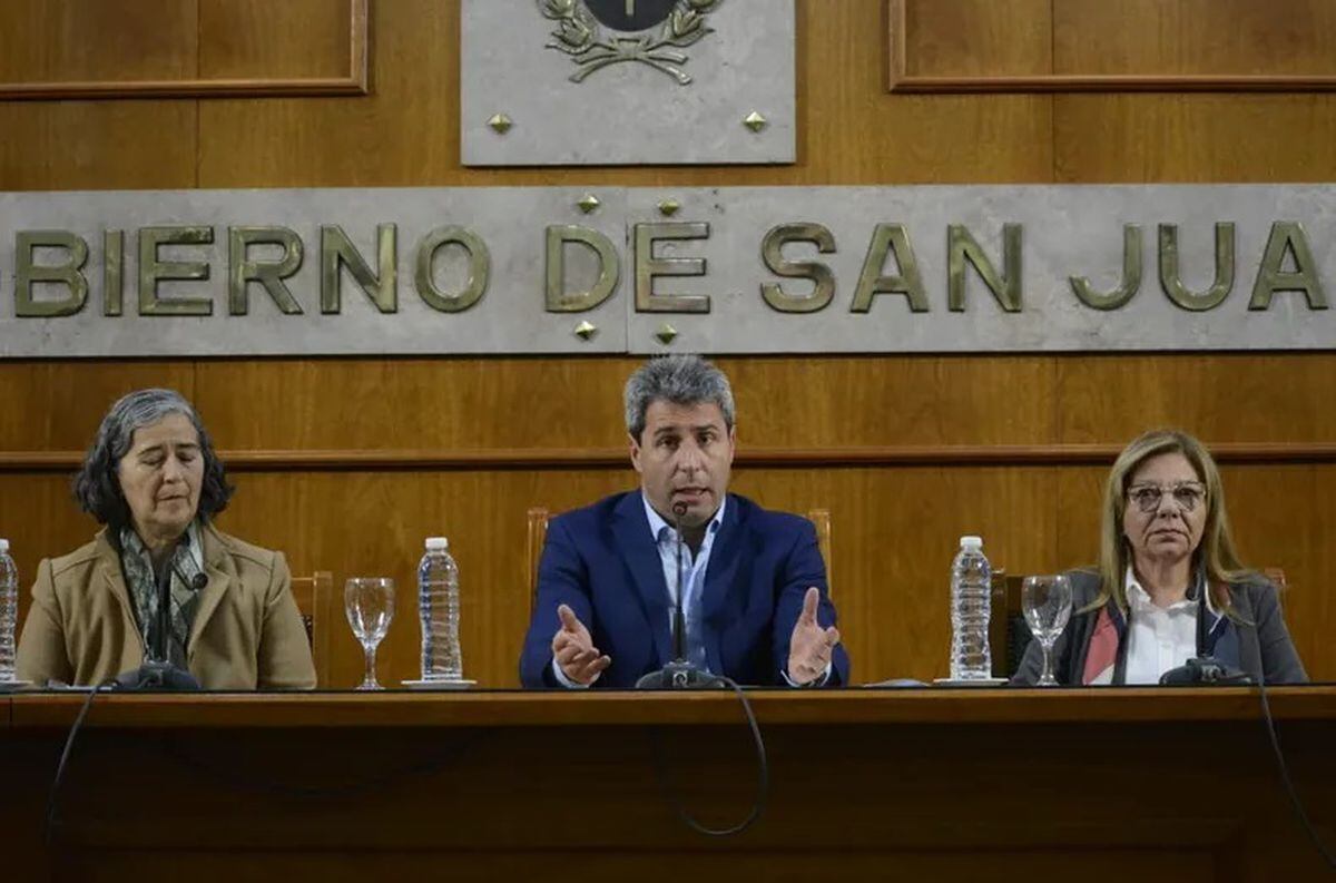 De izquierda a derecha: Cecilia Trincado Moncho (ministra de Educación), Sergio Uñac (Gobernador) y Marisa López (ministra de Hacienda).