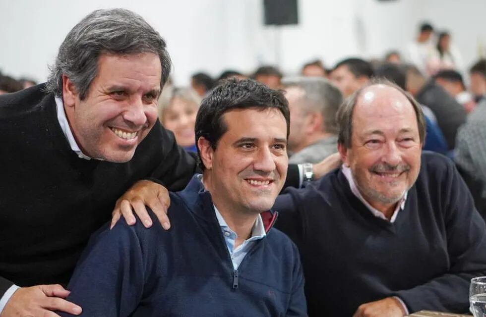 Ernesto Sanz junto a Maximiliano Abad y Gastón Manes en la paella radical en Alvear.