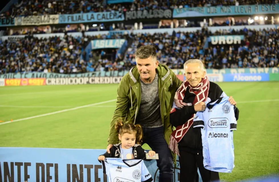 El Luifa Artime agasajó a Mario Sapp, el hincha de Belgrano que se volvió viral en San Luis por su aliento a Belgrano (Facundo Luque).