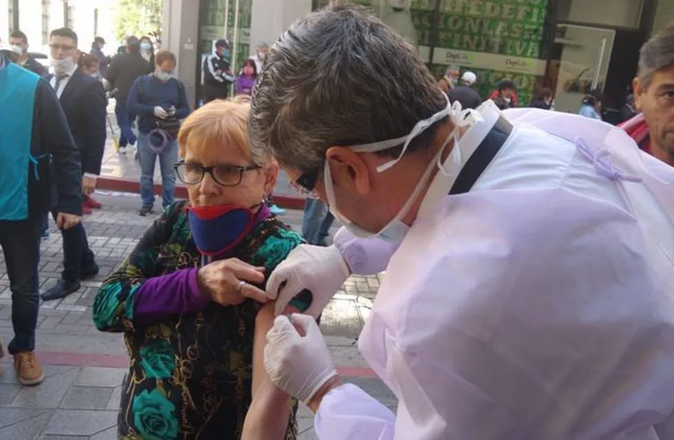 Daniel Passerini vacunando a jubilados
