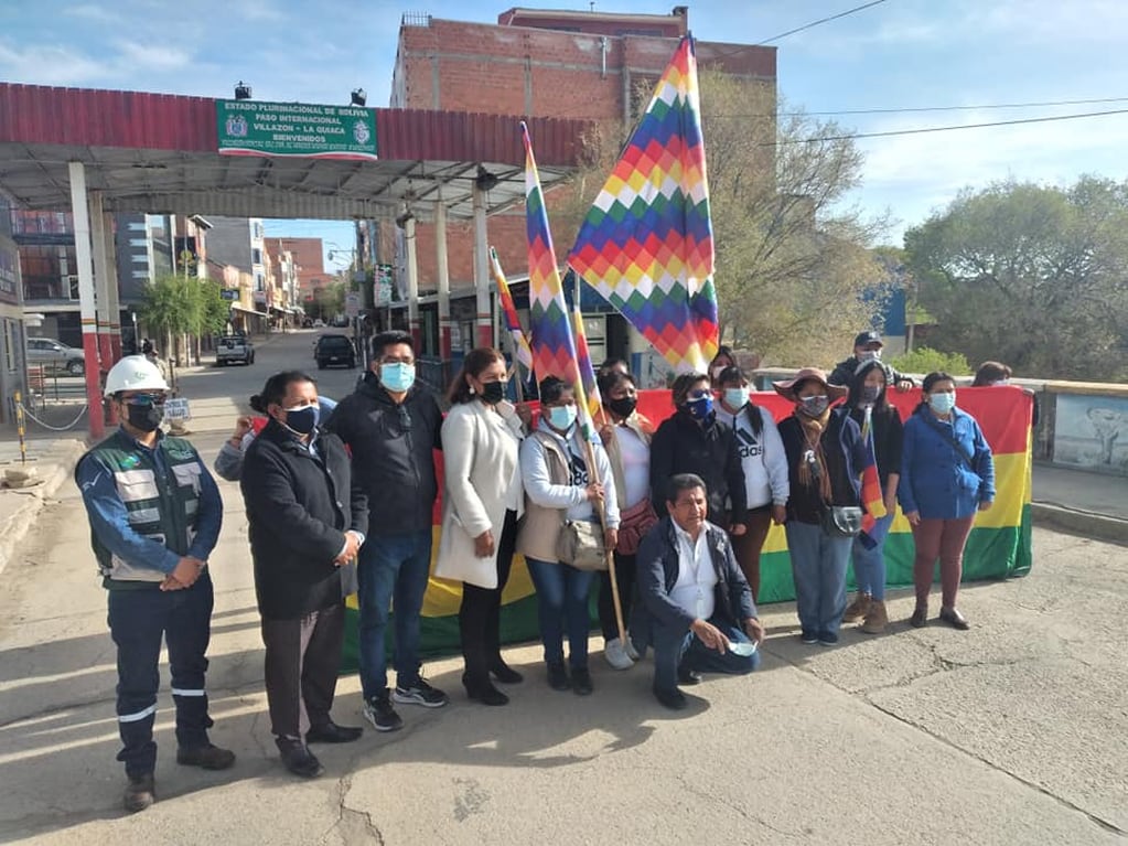 El intendente quiaqueño Blas Gallardo intercambió saludos con autoridades bolivianas en el puente internacional que une La Quiaca con Villazón.