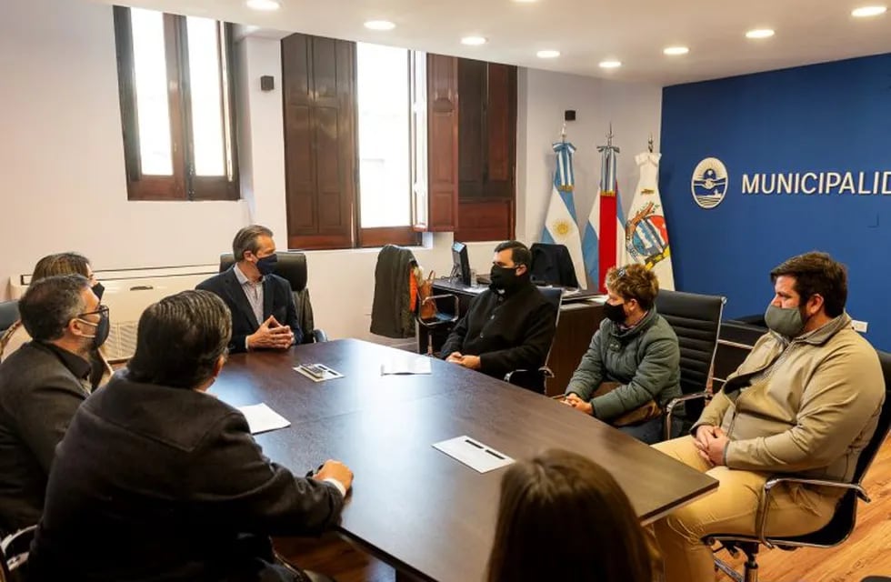 Reunión entre el intendente de la ciudad Adán Bahl y representantes de la cámara que nuclea a los gimnasios y afines de Paraná.